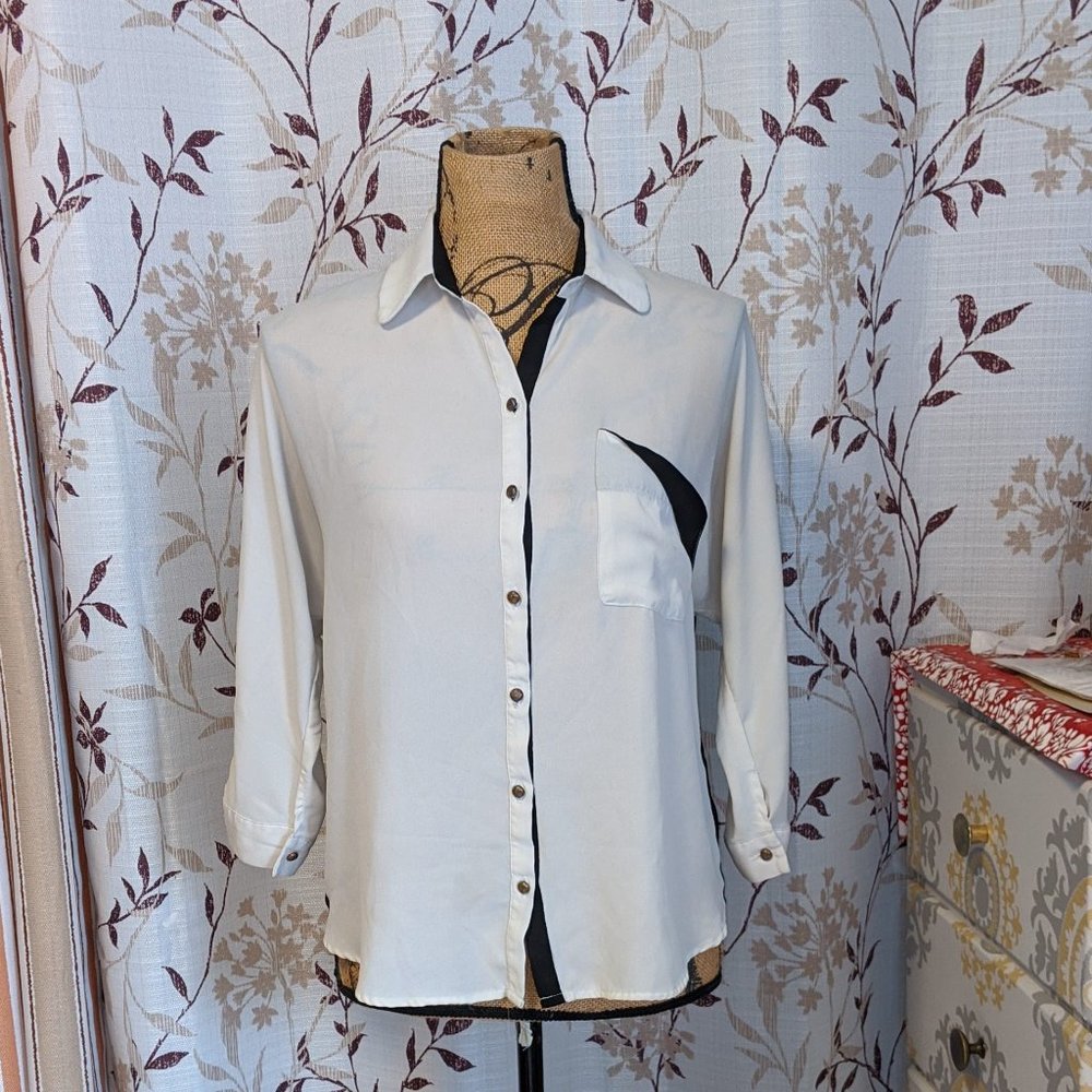 Mine, White & Black loose button-up. Size: S